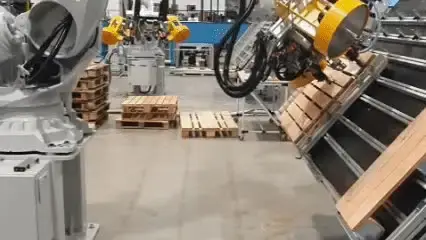 Pallet assembly robot at the Moutardi factory
