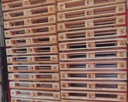 Doua stive de europaleti