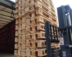 Stivuitor care incarca o stiva de europaleti EPAL